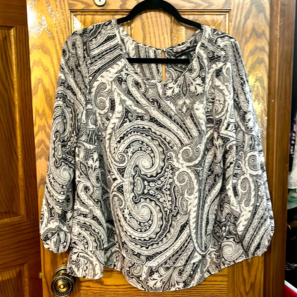 White House Black Market size 14.